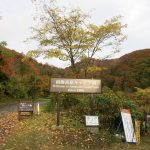 これからいよいよ登山開始、まずは右の登山道から