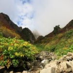 荒菅沢から見た山頂はまだガスっています。この先、天気が心配ながら何やら神秘的だなあ〜