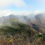 山頂からの東方風景、登ってきた笹平の先には火打山や妙高山が雲の彼方に