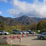 やっと登山口に着きました、約３時間の下山で午後２時を廻りました。駐車場もだいぶ空きました