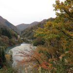津南町の中心部から10kmほど南下したあたりから秋山郷が始まり、紅葉の山合いが延々と続きます