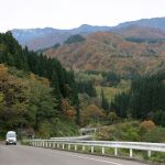 秋山郷は日本百名山「苗場山」の登山口でもあり、この写真は小赤沢コースの登山口付近から見た苗場山です。