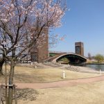 環水公園のシンボル：公園のシンボル「天門橋」は存在感があり、脇に咲く桜が春の息吹を感じます。