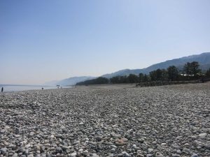 ① ヒスイ海岸：富山の海岸景観でよく知られたヒスイ海岸は心癒される小石に満たされていました。