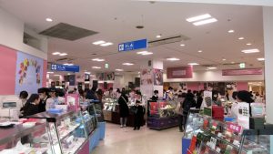 東急デパートの特設売り場 ： バレンタインのチョコ売り場は松本地区よりも品数豊富でした。