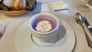 紫芋のポタージュスープは濃厚で、ここまでで十分満腹？