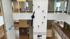 【ユニークな時計】１〜３階の吹き抜けに斬新な時計が．．、いろんな方角から見れます。